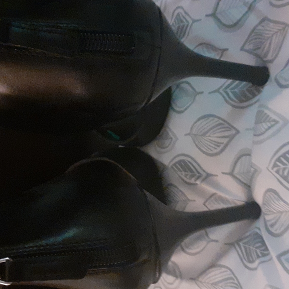 Beautiful shoes bought in NYC great condition get 2 for 50 from the 30dlr ones - Picture 3 of 3